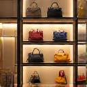 Exhibidor de bolsos en tienda